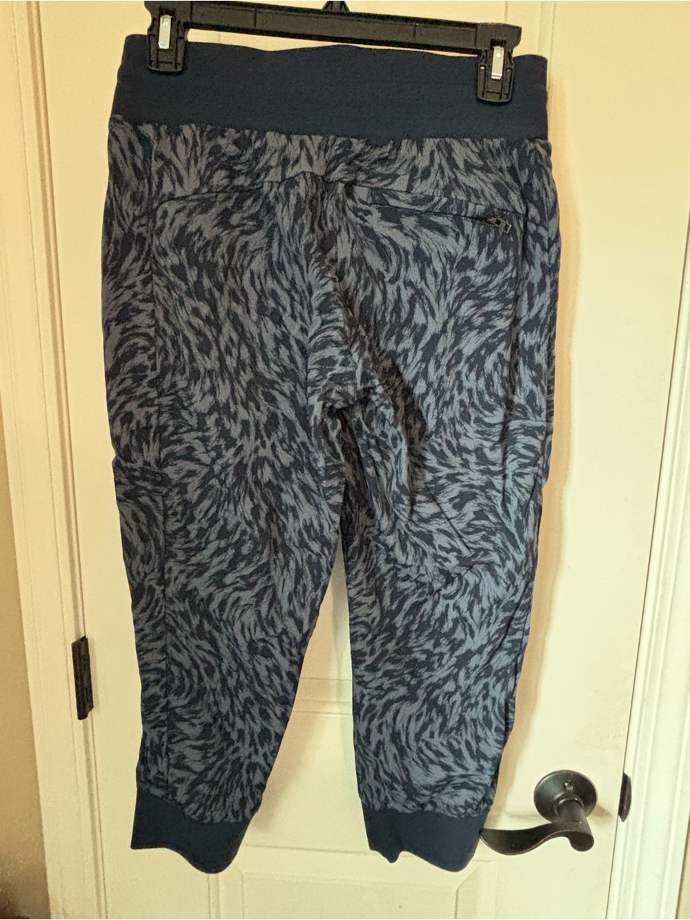 Athleta Navy Trekkie North Printed Crop 23” Drawstring Joggers Size 2P - Picture 4 of 7